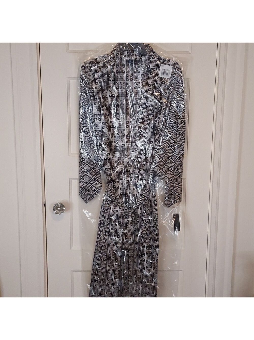 Natori Infinity Robe - Picture 2 of 16